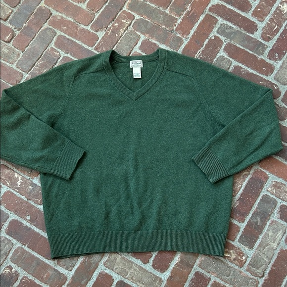 L.L.Bean Lambswool V-neck Sweater - Picture 1 of 5